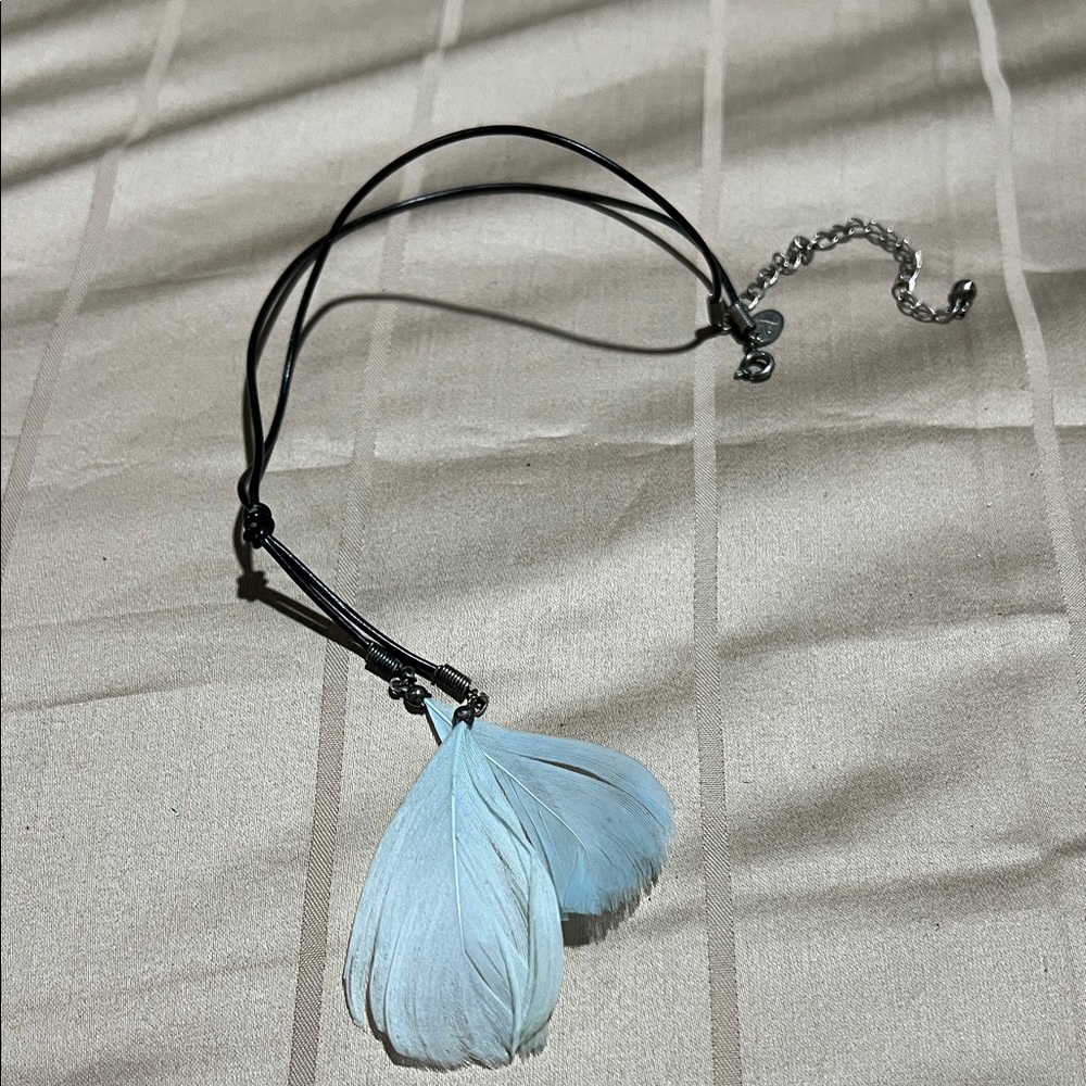 Chic Feather Pendant Necklace - Black and Light Blue